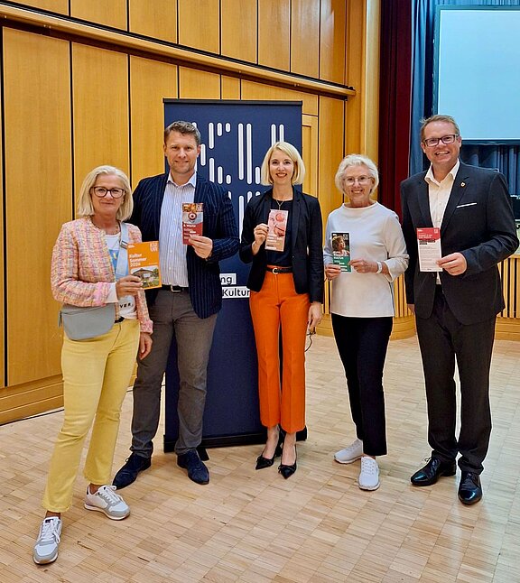 Vizebürgermeister Thomas Neidl, Stadträtin Heidi Ebenberger, Gemeinderat Matthias Bäck und Gabriele Kos gratulieren Simone Lindinger zum gelungenen Auftritt!