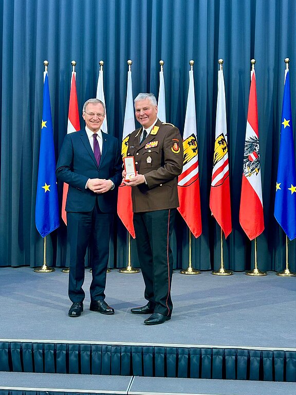 Landeshauptmann Mag. Thomas Stelzer und Vizebürgermeister a.D. Franz Bäck bei der Übergabe des Verdienstzeichens.