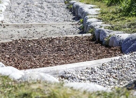 Bild zeigt Ausschnitt aus einem Barfußweg mit verschiedenen Materialien gestaltet